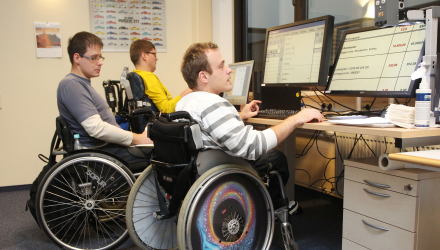 Mitarbeiter einer Behindertenwerkstatt der Diakonie Mitteldeutschland fertigen am 06.11.2013 in Halle (Sachsen-Anhalt) Aufsteller für Plakate.