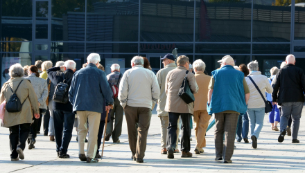 Eine Senioren-Reisegruppe läuft bei der Stadtbesichtigung durch Leipzig.