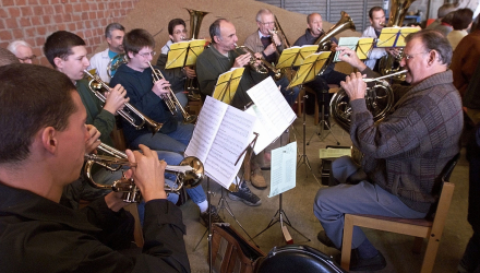 Bläserchor der evangelischen Kirchengemeinde Dortelweil bei einem Erntedankgottesdienst in einer Scheune auf einem Bauernhof in Bad Vilbel- Dortelweil bei Frankfurt am Main.