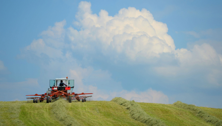 Traktor mäht eine Wiese