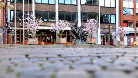 Menschenleer sind die Innenstadt und die geschlossenen Restaurants rund um die Skulptur Gegenwart von Bernd Allenstein am Markt. Durch die Maßnahmen zur Eindaemmung des Coronavirus wird das oeffentliche Leben auch in Niedersachsen massiv beeintraechtigt.