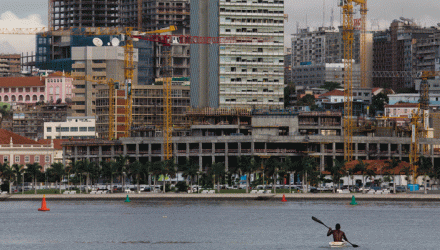 Zahlreiche Hochhäuser wachsen hinter der neugebauten Uferpromenade, der Bahia de Luanda in die Höhe.