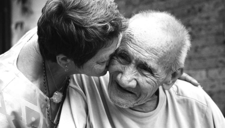 Zuneigung zwischen zwei Personen, Pflege, Foto: dark_ghetto28, CC BY 2.0