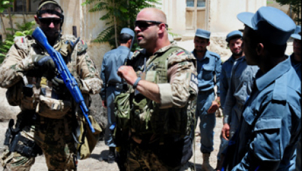 Deutsche Soldaten in Afghanistan während einer Ausbildungssituation, Foto: isafmedia (CC BY 2.0)