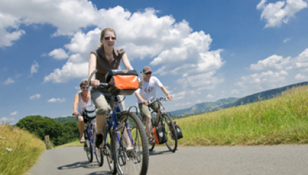 Radfahrer auf Landstraße