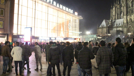 Menschen auf dem Vorplatz des Kölner Hauptbahnhofs in der Silvesternacht
