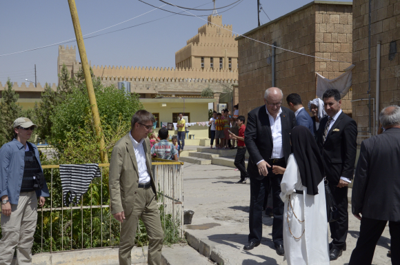 Volker Kauder und Andreas Schockenhoff im Gespräch mit christlichen Flüchtlingen in Erbil im Nordirak Volker Kauder und Andreas Schockenhoff im Gespräch mit christlichen Flüchtlingen in Erbil im Nordirak