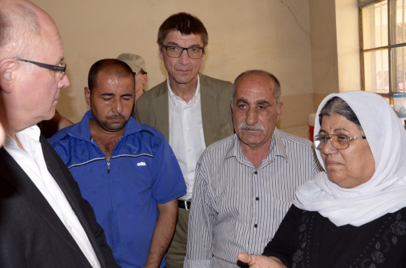 Volker Kauder und Andreas Schockenhoff in einer Schule, die in Erbil Jesiden als Unterkunft dient Volker Kauder und Andreas Schockenhoff in einer Schule, die in Erbil Jesiden als Unterkunft dient