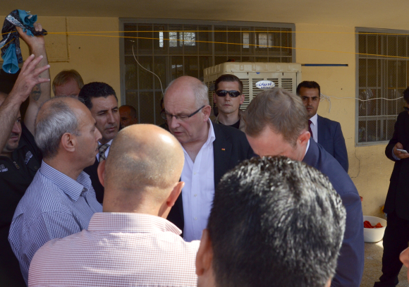 Im Gespräch mit Jesiden in Erbil: Volker Kauder, Vorsitzender der CDU/CSU-Bundestagsfraktion Im Gespräch mit Jesiden in Erbil: Volker Kauder, Vorsitzender der CDU/CSU-Bundestagsfraktion