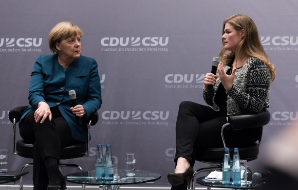 Bundeskanzlerin Dr. Angela Merkel MdB im Gespräch mit Catharina van Delden Geschäftsführerin der innosabi GmbH, Mitglied des Präsidiums des BITKOM Kongress Wirtschaft 4.0 – Chancen für Deutschland