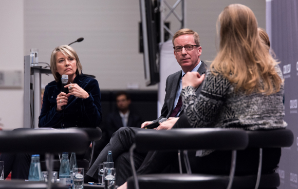 Moderation Anke Plättner (l.), Prof. Dr. Michael Hüther Direktor und Mitglied des Präsidiums des Instituts der deutschen Wirtschaft Köln e.V., Catharina van Delden Geschäftsführerin der innosabi GmbH, Mitglied des Präsidiums des BITKOM (r.) Kongress Wirtschaft 4.0 – Chancen für Deutschland
