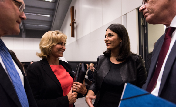 Dagmar Wöhrl MdB Vorsitzende des Ausschusses für wirtschaftliche Zusammenarbeit und Entwicklung im Deutschen Bundestag und Düzen Tekkal Freie Journalistin, Regisseurin Themenabend Religionsfreiheit im Fokus: Die Vertreibung der Jesiden aus dem Irak – Zerstörung einer Religion und Kultur?
