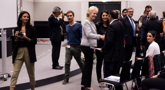 Erika Steinbach MdB Vorsitzende des Ausschusses für wirtschaftliche Zusammenarbeit und Entwicklung im Deutschen Bundestag (Mitte) Themenabend Religionsfreiheit im Fokus: Die Vertreibung der Jesiden aus dem Irak – Zerstörung einer Religion und Kultur?