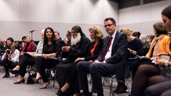 Düzen Tekkal, Bischof Anba Damian, Dagmar G. Wöhrl MdB und Gerd Müller MdB (v.l.n.r.) Themenabend Religionsfreiheit im Fokus: Die Vertreibung der Jesiden aus dem Irak – Zerstörung einer Religion und Kultur?