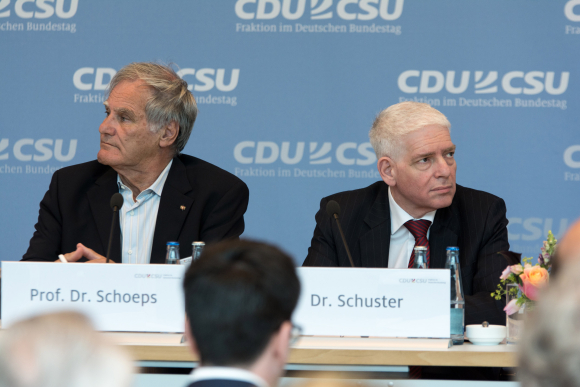 Prof. Dr. Julius H. Schoeps Direktor des Moses Mendelssohn Zentrums für europäisch-jüdische Studien an der Universität Potsdam, Dr. Josef Schuster Präsident des Zentralrates der Juden in Deutschland K.d.ö.R. (v.r.n.l.)