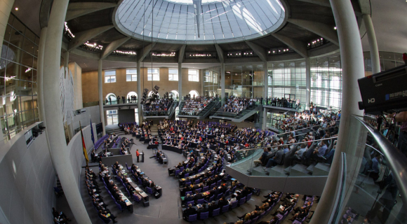 Voller Plenarsaal während der Debatte zum Verhandlungsmandat mit Griechenland Voller Plenarsaal während der Debatte zum Verhandlungsmandat mit Griechenland