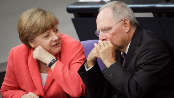 Im Gespräch vertieft: Bundeskanzlerin Angela Merkel und Bundesfinanzminister Wolfgang Schäuble Im Gespräch vertieft: Bundeskanzlerin Angela Merkel und Bundesfinanzminister Wolfgang Schäuble