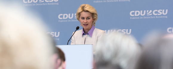Bundesverteidigungsministerin Ursula von der Leyen Dr. Ursula von der Leyen