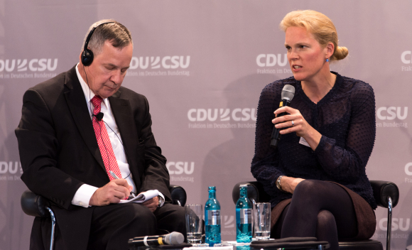 Prof. Dr. Charles Wessner im Gespräch mit Prof. Dr. Katharina Hölzle