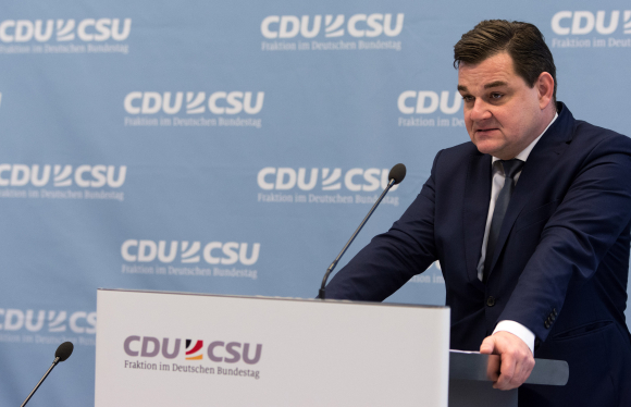Einführung durch Marcus Weinberg MdB Vorsitzender der Arbeitsgruppe Familie, Senioren, Frauen und Jugend der CDU/CSU-Fraktion im Deutschen Bundestag Kongress Kindeswohl auf dem Prüfstand