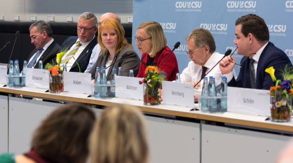 Blick aufs Podium Kongress Kindeswohl auf dem Prüfstand