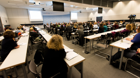 Blick in den Fraktionssaal Kongress Kindeswohl auf dem Prüfstand