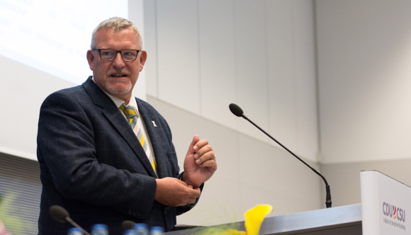 Prof. Dr. Jörg M. Fegert Präsident der Deutschen Gesellschaft für Kinder- und Jugendpsychiatrie, Psychosomatik und Psychotherapie e.V., Ärztlicher Direktor der Klinik für Kinder- und Jugendpsychiatrie/Psychotherapie, Universitätsklinikum Ulm Kongress Kindeswohl auf dem Prüfstand
