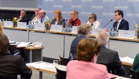 Blick aufs Podium Kongress Kindeswohl auf dem Prüfstand