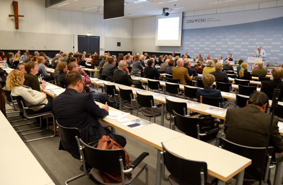 Blick in den Fraktionssaal Kongress Kindeswohl auf dem Prüfstand