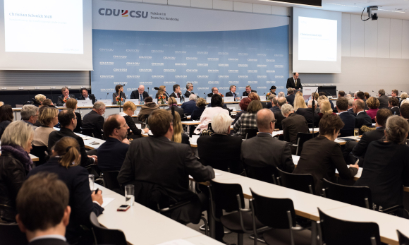 Blick aufs Podium CDU/CSU-Fraktionssitzungssaal