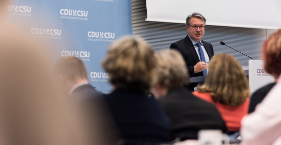 am Podium Dr. Georg Nüßlein MdB Stellvertretender Vorsitzender der CDU/CSU-Fraktion im Deutschen Bundestag Dr. Georg Nüßlein MdB Stellvertretender Vorsitzender der CDU/CSU-Fraktion im Deutschen Bundestag