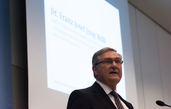 Begrüßung Dr. Franz Josef Jung MdB Stellvertretender Fraktionsvorsitzender und Beauftragter für Kirchen und Religionsgemeinschaften der CDU/CSU-Fraktion im Deutschen Bundestag Begrüßung Dr. Franz Josef Jung MdB Stellvertretender Fraktionsvorsitzender und Beauftragter für Kirchen und Religionsgemeinschaften der CDU/CSU-Fraktion im Deutschen Bundestag