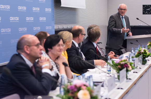 Volker Kauder am Podium beim Reformationskongress Volker Kauder am Podium beim Reformationskongress