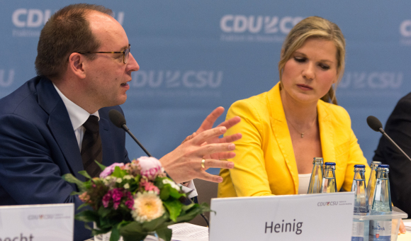 Prof. Michael Heinig Lehrstuhl für Öffentliches Recht, Kirchen- und Staatskirchenrecht, Georg-August-Universität Göttingen und Maria Grunwald Redakteurin, Deutsche Welle Fernsehen (DW-TV) Prof. Michael Heinig Lehrstuhl für Öffentliches Recht, Kirchen- und Staatskirchenrecht, Georg-August-Universität Göttingen und Maria Grunwald Redakteurin, Deutsche Welle Fernsehen (DW-TV)