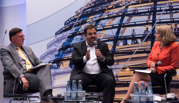 Jürgen Hollstein Geschäftsführer des Kuratoriums der Deutschen Wirtschaft für Berufsbildung, Kai-Uwe Hemmerich Vorsitzender des Gesamtbetriebsrats der Clariant Produkte (Deutschland) GmbH und der Clariant Plastics & Coatings (Deutschland) GmbH und Moderatorin Dr. Astrid Freudenstein MdB (v.l.n.r.) Arbeitnehmerkongress 2017