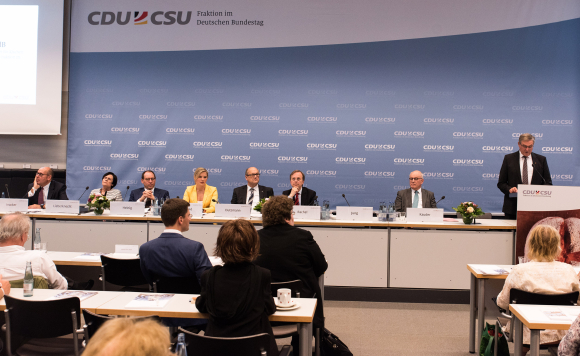 Blick zum Podium, Franz-Josef Jung, Volker Kauder, Thomas Rachel, Dr. Martin Dutzmann, Maria Grunwald, Prof. Michael Heinig, Christine Lieberknecht und Dr. Michael J. Inacker (v.l.n.r.) Blick zum Podium, Franz-Josef Jung, Volker Kauder, Thomas Rachel, Dr. Martin Dutzmann, Maria Grunwald, Prof. Michael Heinig, Christine Lieberknecht und Dr. Michael J. Inacker (v.l.n.r.)