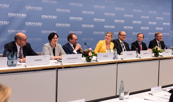 Blick auf die Diskussionsteilnehmer Blick auf die Diskussionsteilnehmer