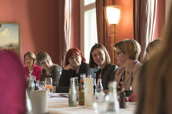 Sitzung der Gruppe der Frauen am 26. April 2018. Gäste: Heike Herold (Frauenhauskoordinierung e.V. | Geschäftsführerin) und Dr. Friederike Mussgnug (Diakonie Deutschland, Zentrum Recht und Wirtschaft) | Quelle: CDU/CSU-Fraktion im Deutschen Bundestag/ Michael Wittig | Creative Commons-Lizenz CC BY-ND-4.0 Sitzung der Gruppe der Frauen am 26. April 2018. Gäste: Heike Herold (Frauenhauskoordinierung e.V. | Geschäftsführerin) und Dr. Friederike Mussgnug (Diakonie Deutschland, Zentrum Recht und Wirtschaft)