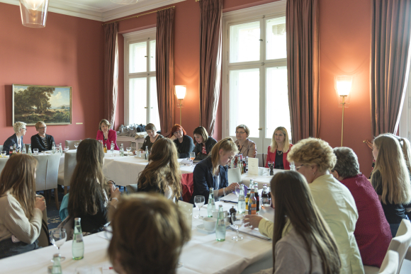 Sitzung der Gruppe der Frauen am 26. April 2018 mit den Teilnehmerinnen des Girls‘Day der CDU/CSU-Bundestagsfraktion | | Quelle: CDU/CSU-Fraktion im Deutschen Bundestag/ Michael Wittig | Creative Commons-Lizenz CC BY-ND-4.0 Sitzung der Gruppe der Frauen am 26. April 2018 mit den Teilnehmerinnen des Girls‘Day der CDU/CSU-Bundestagsfraktion