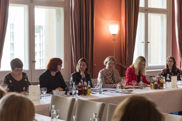Sitzung der Gruppe der Frauen am 26. April 2018. Gäste: Heike Herold (Frauenhauskoordinierung e.V. | Geschäftsführerin) und Dr. Friederike Mussgnug (Diakonie Deutschland, Zentrum Recht und Wirtschaft) | Quelle: CDU/CSU-Fraktion im Deutschen Bundestag/ Michael Wittig | Creative Commons-Lizenz CC BY-ND-4.0 Sitzung der Gruppe der Frauen am 26. April 2018. Gäste: Heike Herold (Frauenhauskoordinierung e.V. | Geschäftsführerin) und Dr. Friederike Mussgnug (Diakonie Deutschland, Zentrum Recht und Wirtschaft)
