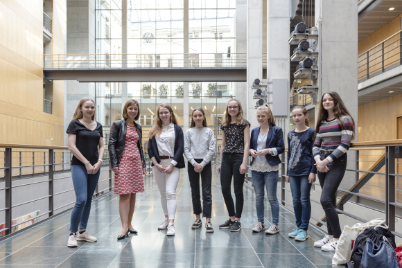 Yvonne Magwas und die Teilnehmerinnen des Girls‘Day der CDU/CSU-Bundestagsfraktion am 26. April 2018 | Quelle: CDU/CSU-Fraktion im Deutschen Bundestag/ Michael Wittig | Creative Commons-Lizenz CC BY-ND-4.0 Yvonne Magwas und die Teilnehmerinnen des Girls‘Day der CDU/CSU-Bundestagsfraktion am 26. April 2018