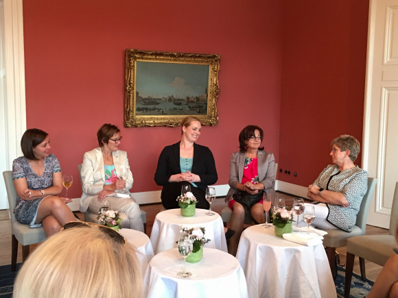 Die Gruppe der Frauen trifft Dr. Elisabeth Wehling am 4. Juli 2018. Sie lehrt und forscht an der Universität Berkeley, USA. Ihr Fachgebiet ist das Framing im politischen Kontext. Foto: Diana Tuppack Die Gruppe der Frauen trifft Dr. Elisabeth Wehling am 4. Juli 2018.