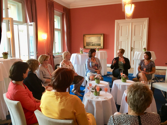 Die Gruppe der Frauen trifft Dr. Elisabeth Wehling am 4. Juli 2018. Sie lehrt und forscht an der Universität Berkeley, USA. Ihr Fachgebiet ist das Framing im politischen Kontext. Foto: Diana Tuppack Die Gruppe der Frauen trifft Dr. Elisabeth Wehling am 4. Juli 2018.