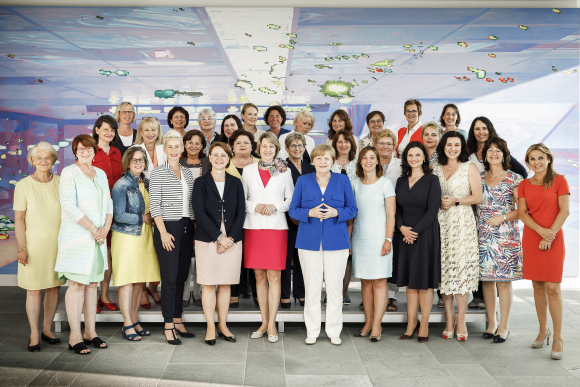 Gruppe der Frauen trifft die Bundeskanzlerin Dr. Angela Merkel MdB am 4. Juni 2018, Foto Bundesregierung Jesco Denzel | Creative Commons-Lizenz CC BY-ND-4.0 Gruppe der Frauen trifft die Bundeskanzlerin Dr. Angela Merkel MdB am 4. Juni 2018, Foto Bundesregierung Jesco Denzel | Creative Commons-Lizenz CC BY-ND-4.0
