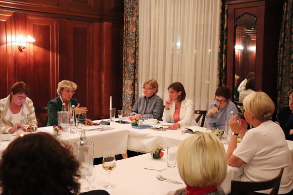 Sitzung der Gruppe der Frauen am 26. September 2018, Gast: Generalsekretärin Annegret Kramp-Karrenbauer | Foto Diana Tuppack | Creative Commons-Lizenz CC BY-ND-4.0 Sitzung der Gruppe der Frauen am 26. September 2018, Gast: Generalsekretärin Annegret Kramp-Karrenbauer | Foto Diana Tuppack | Creative Commons-Lizenz CC BY-ND-4.0