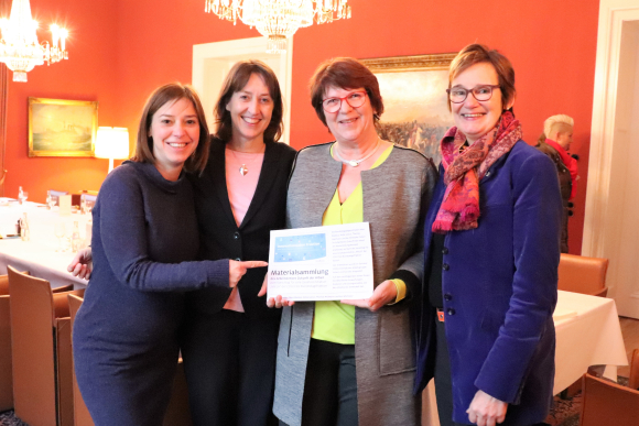 Sitzung der Gruppe der Frauen am 13. Dezember 2018. Antje Lezius MdB stellt das Weiterbildungskonzept MILLA vor. | Foto: Diana Tuppack Sitzung der Gruppe der Frauen am 13. Dezember 2018. Antje Lezius MdB stellt das Weiterbildungskonzept MILLA vor. | Foto: Diana Tuppack