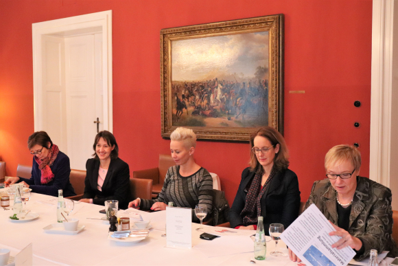 Sitzung der Gruppe der Frauen am 13. Dezember 2018. Antje Lezius MdB stellt das Weiterbildungskonzept MILLA vor. | Foto: Diana Tuppack Sitzung der Gruppe der Frauen am 13. Dezember 2018. Antje Lezius MdB stellt das Weiterbildungskonzept MILLA vor. | Foto: Diana Tuppack