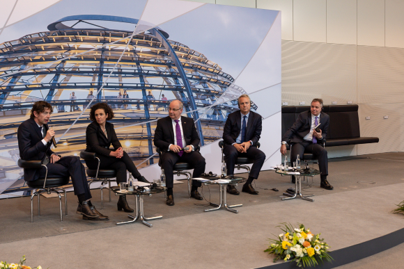 Prof. Dr. Christian Drosten, Prof. Dr. Clarissa Prazeres da Costa, Dr. Georg Kippels MdB,  Joe Cerrell und Prof. Jeremy Farrar v.l.n.r.