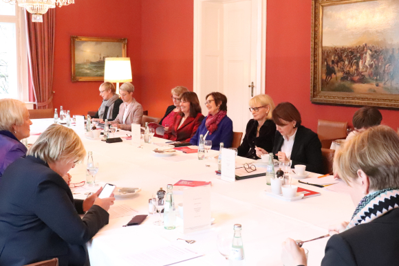 Sitzung der Gruppe der Frauen am 12. Dezember 2019 | Gäste: Vertreterinnen des Kompetenzzentrums Technik-Diversity-Chancengleichheit | Foto: Diana Tuppack Sitzung der Gruppe der Frauen am 12. Dezember 2019 | Gäste: Vertreterinnen des Kompetenzzentrums Technik-Diversity-Chancengleichheit