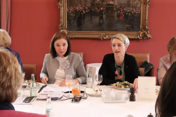 Sitzung der Gruppe der Frauen am 12. März 2020 | Nadine Schön MdB berichtet über den Entwurf eines zweiten Gesetzes zur Teilhabe von Frauen an Führungspositionen | Foto: Diana Tuppack Sitzung der Gruppe der Frauen am 12. März 2020 | Nadine Schön MdB berichtet über den Entwurf eines zweiten Gesetzes zur Teilhabe von Frauen an Führungspositionen | Foto: Diana Tuppack